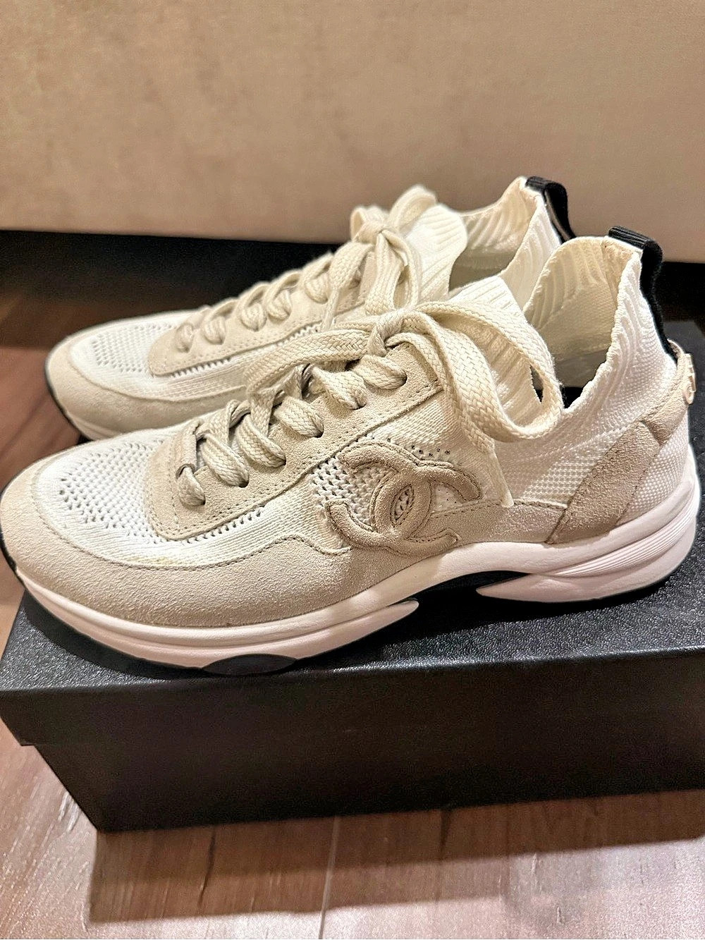 Chanel CC Logo Knit Sneaker White Beige Sneakers Cream & Black EU 37.5
